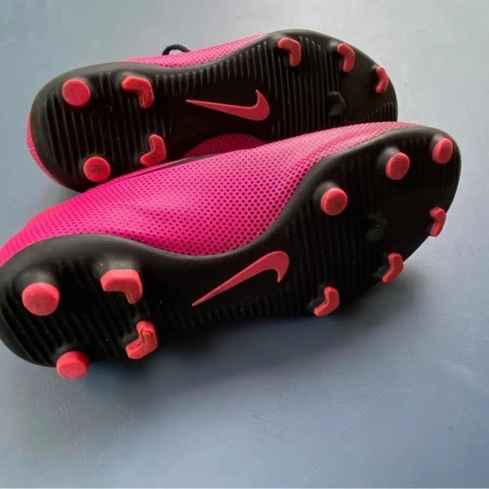 Nike Shoes‎ Girls Size Size 5Y Cleats Pink Black Lace Up